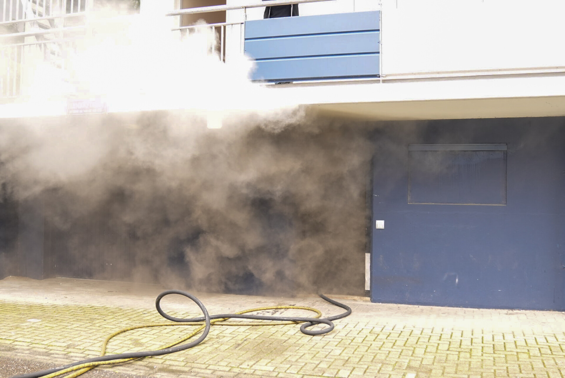 Brand in berging onder flat zorgt voor forse rookontwikkeling