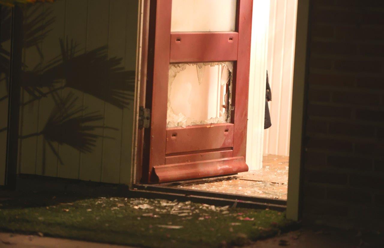 Ruit van woning vernield door explosie