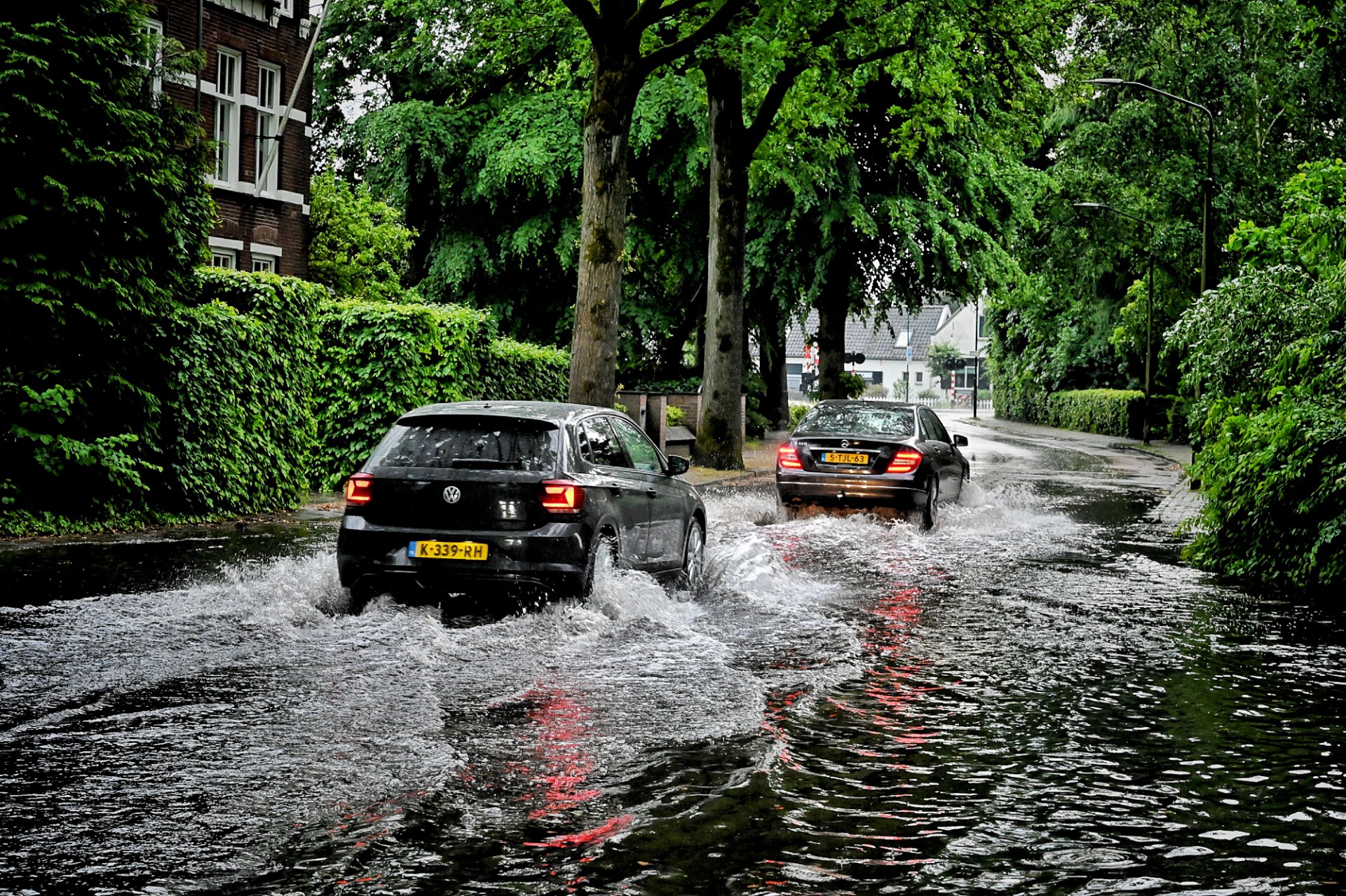 Straten onder water na hevige regenbui