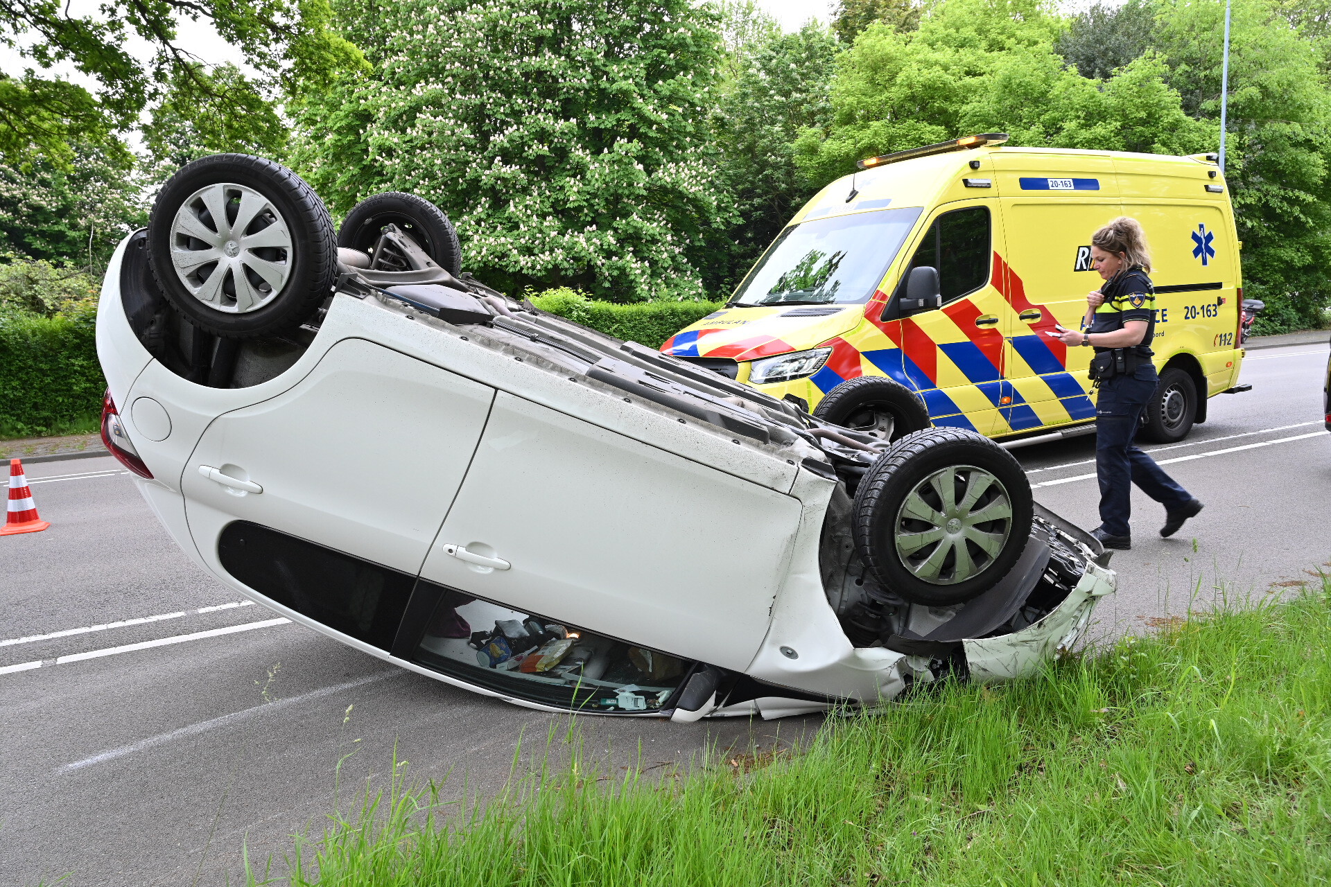 Auto vliegt over de kop na ongeval