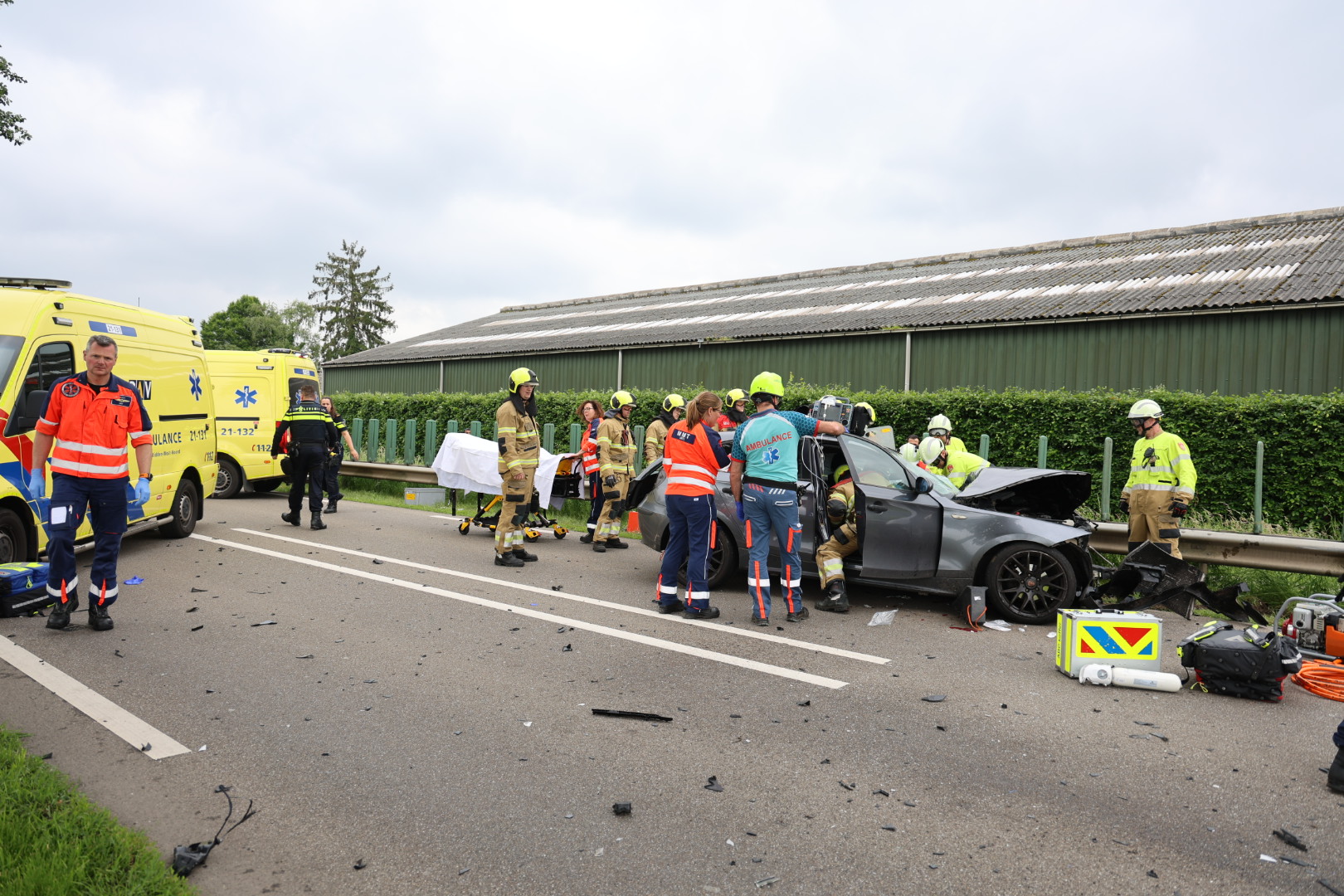 Automobilist raakt bekneld na frontale aanrijding