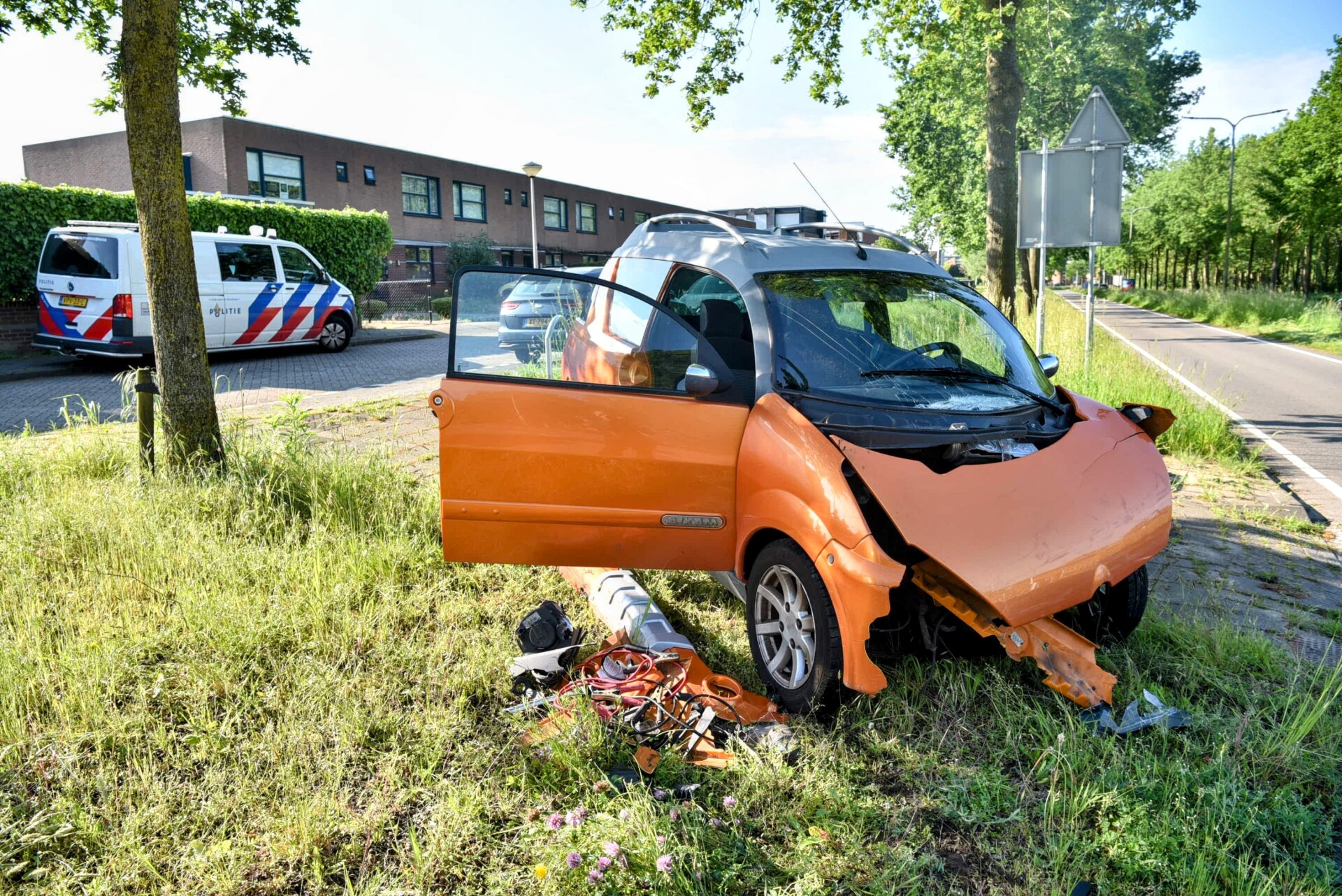 Brommobiel zwaar beschadigd na botsing met auto