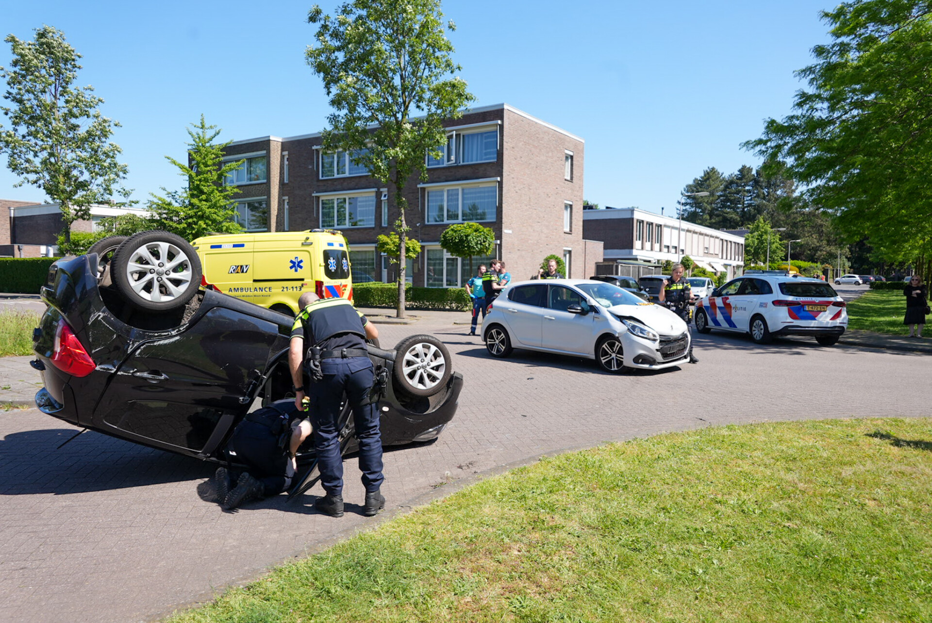 Auto vliegt over de kop na aanrijding op kruising