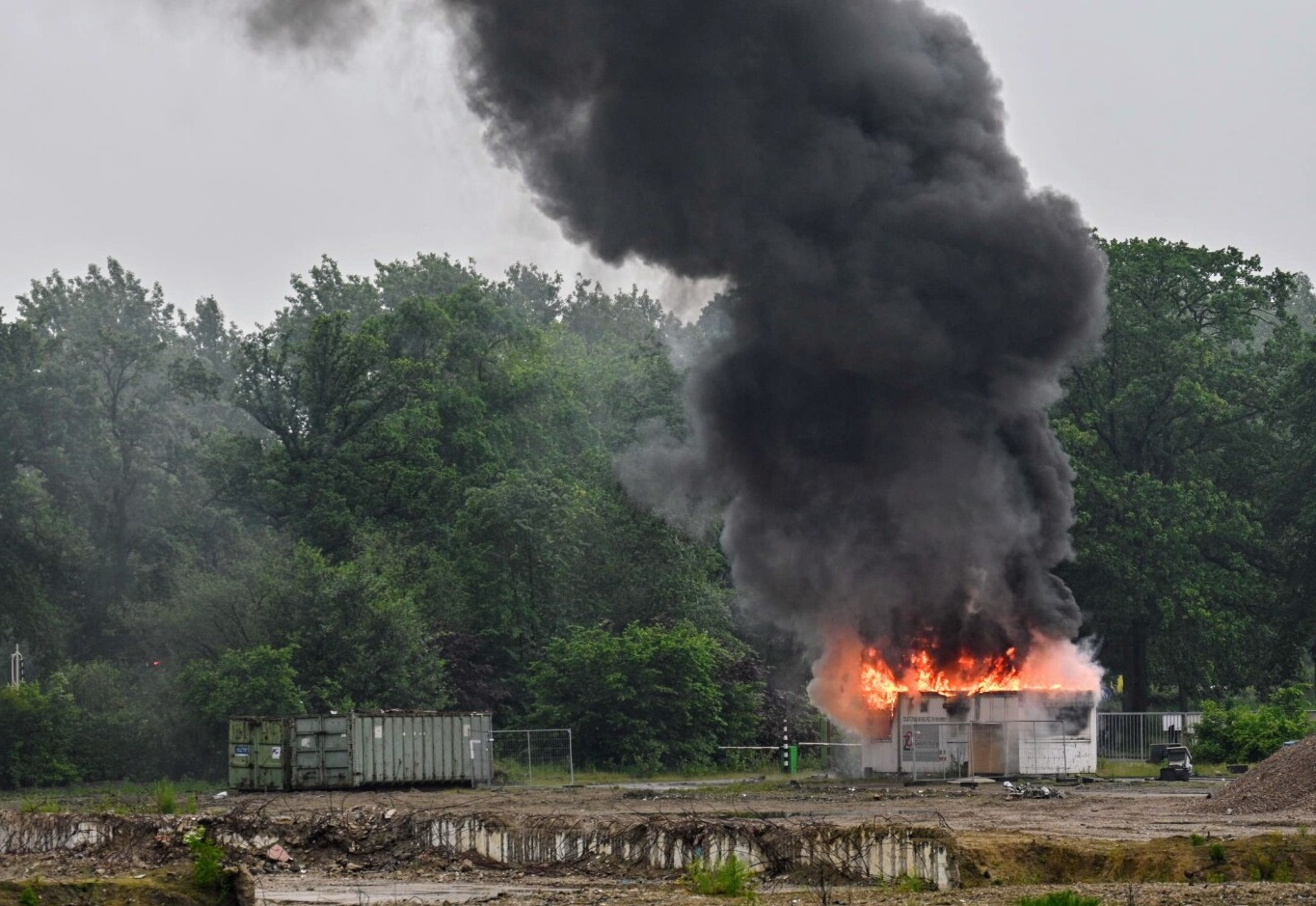 Bouwkeet uitgebrand bij gesloopt ziekenhuis