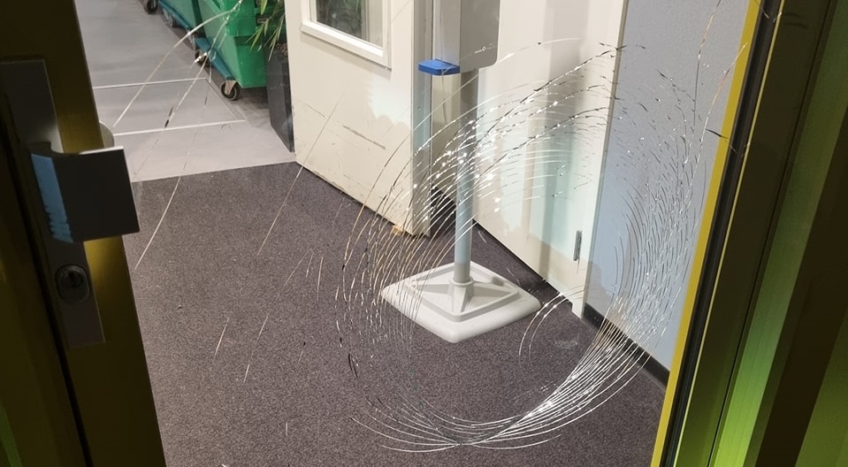 Verdachte getaserd en aangehouden na vernieling van ramen met ijzeren staaf