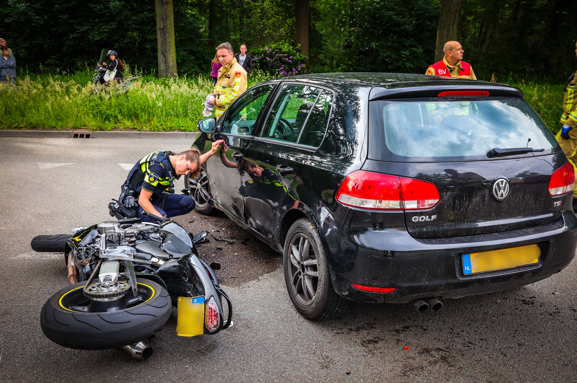 Motorrijder botst tegen zijkant van auto en raakt zwaargewond