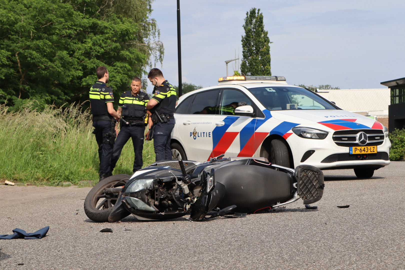 Scooterrijder geschept door auto, gewond naar ziekenhuis