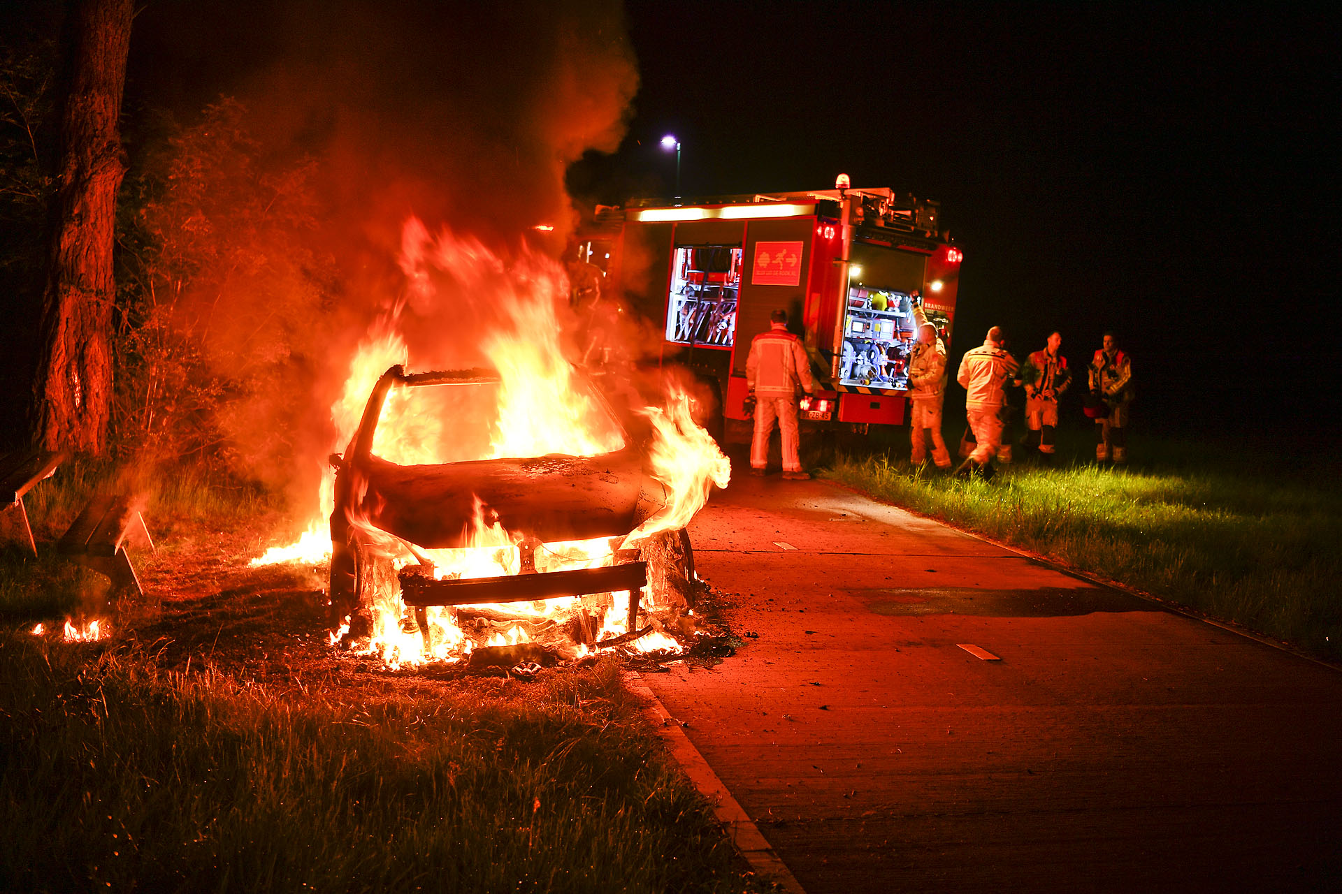 Auto in brand gestoken op fietspad