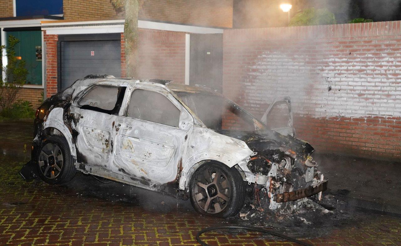 Geparkeerde auto door brand verwoest, mogelijk brandstichting