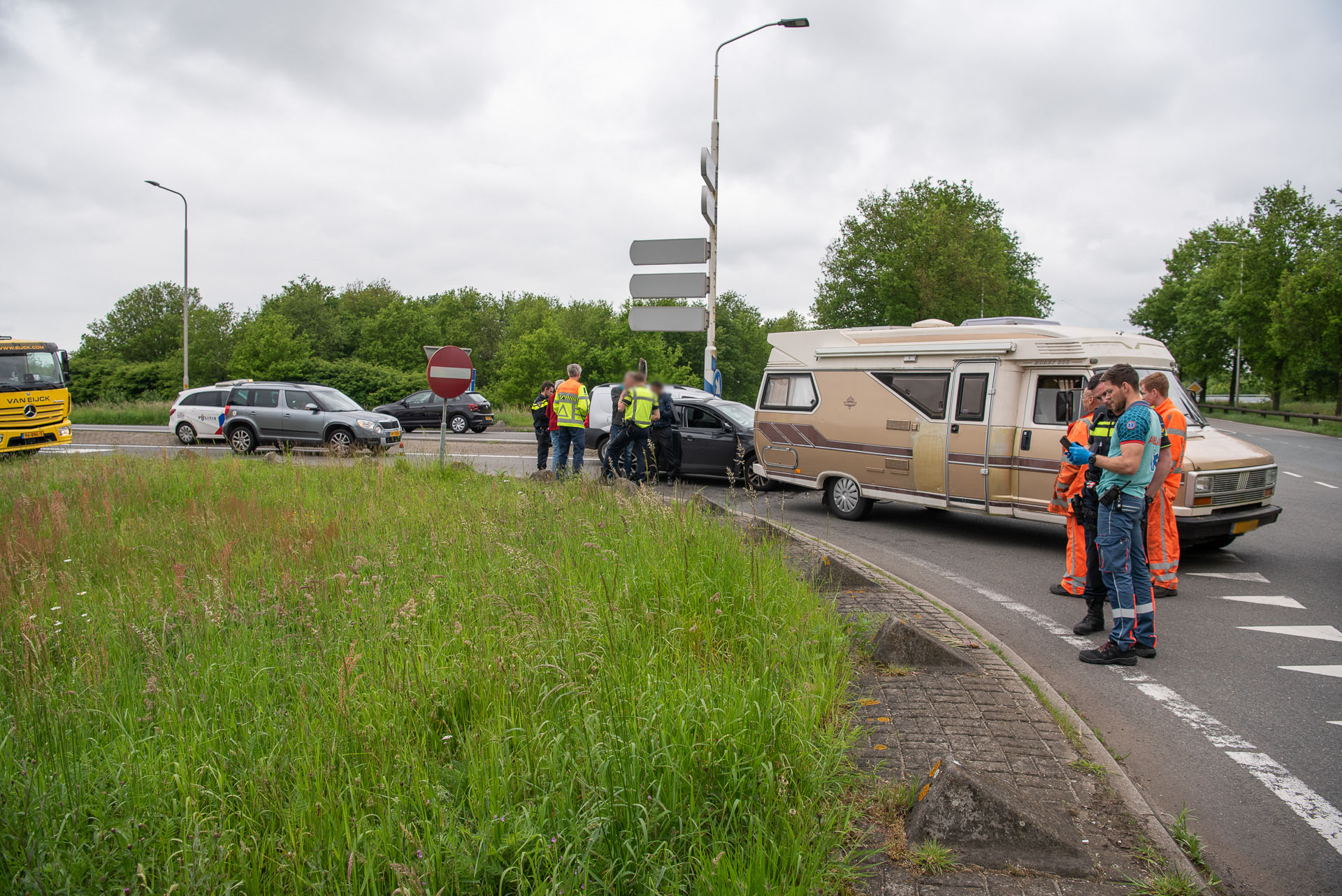 Auto botst achterop camper, bijrijder gewond