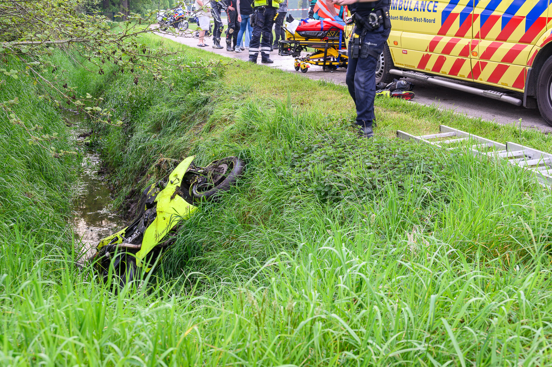 Motorrijder belandt in sloot en raakt gewond