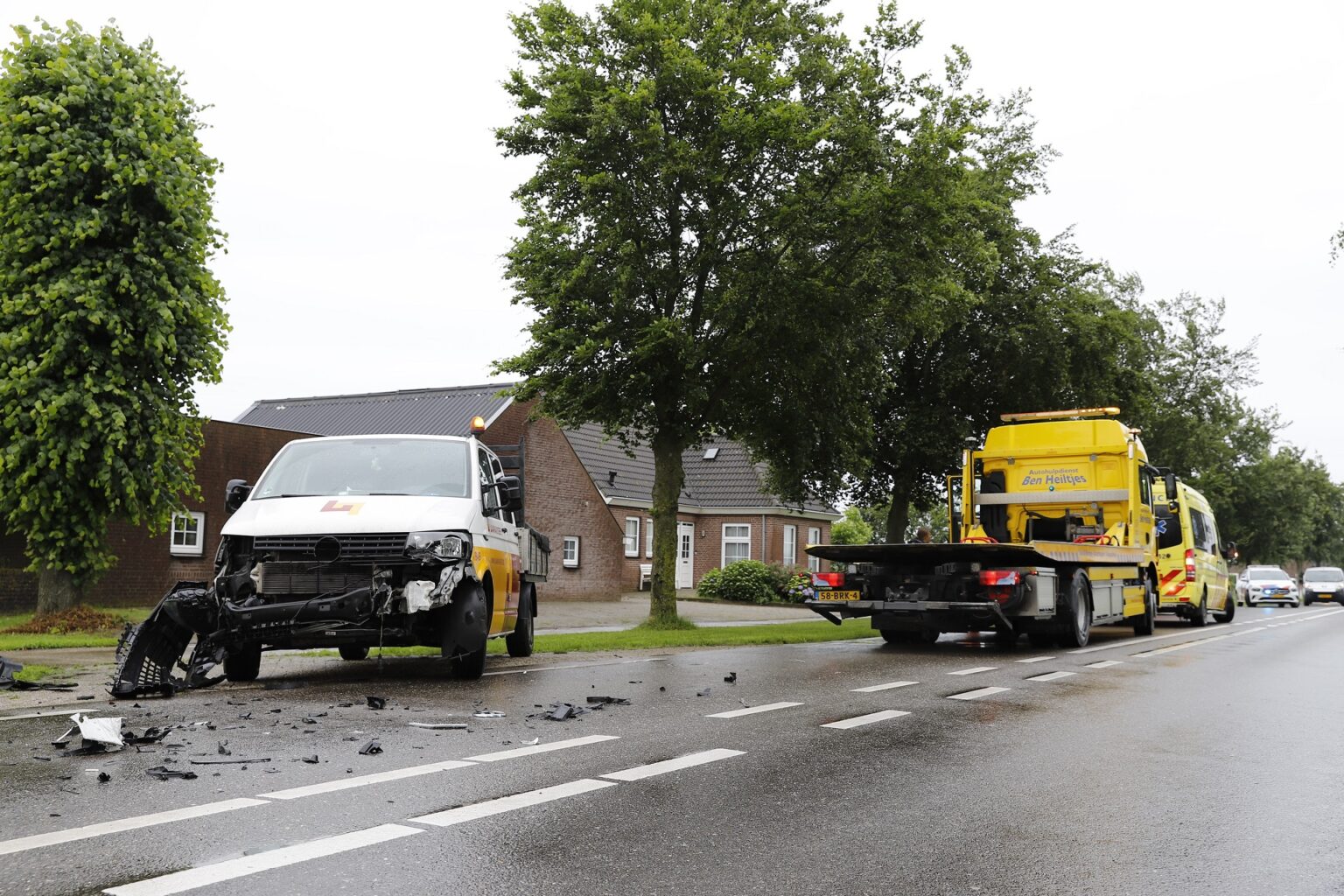 Veel Schade Na Botsing Tussen Auto En Busje - 112Brabant