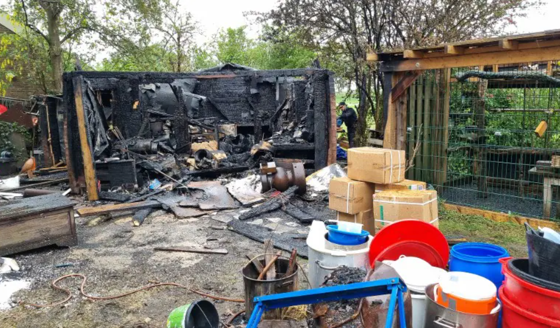 Brand in schuur leidt naar drugslab en grote partij synthetische drugs