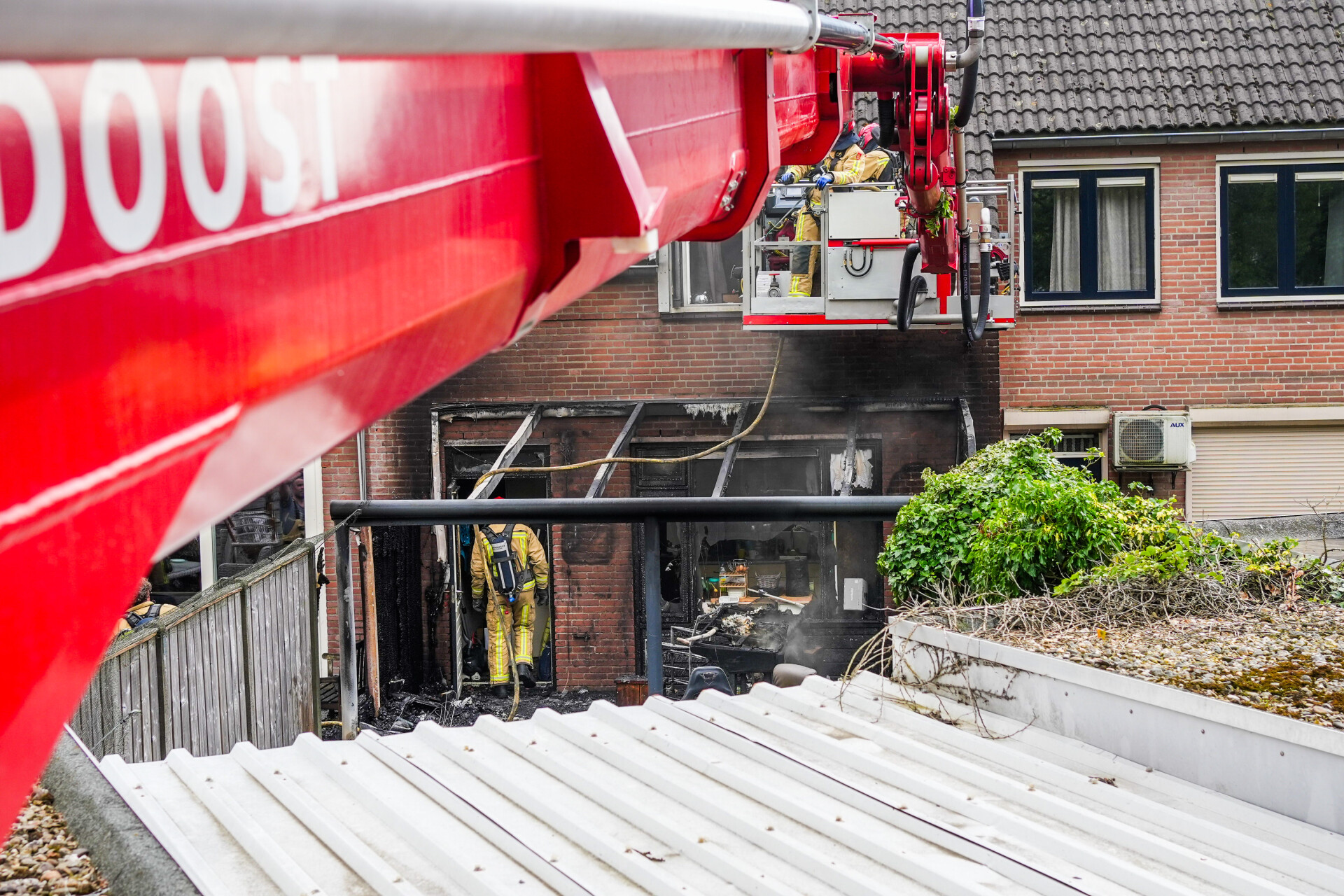 Overkapping vliegt in brand, ook woning van buren loopt schade op