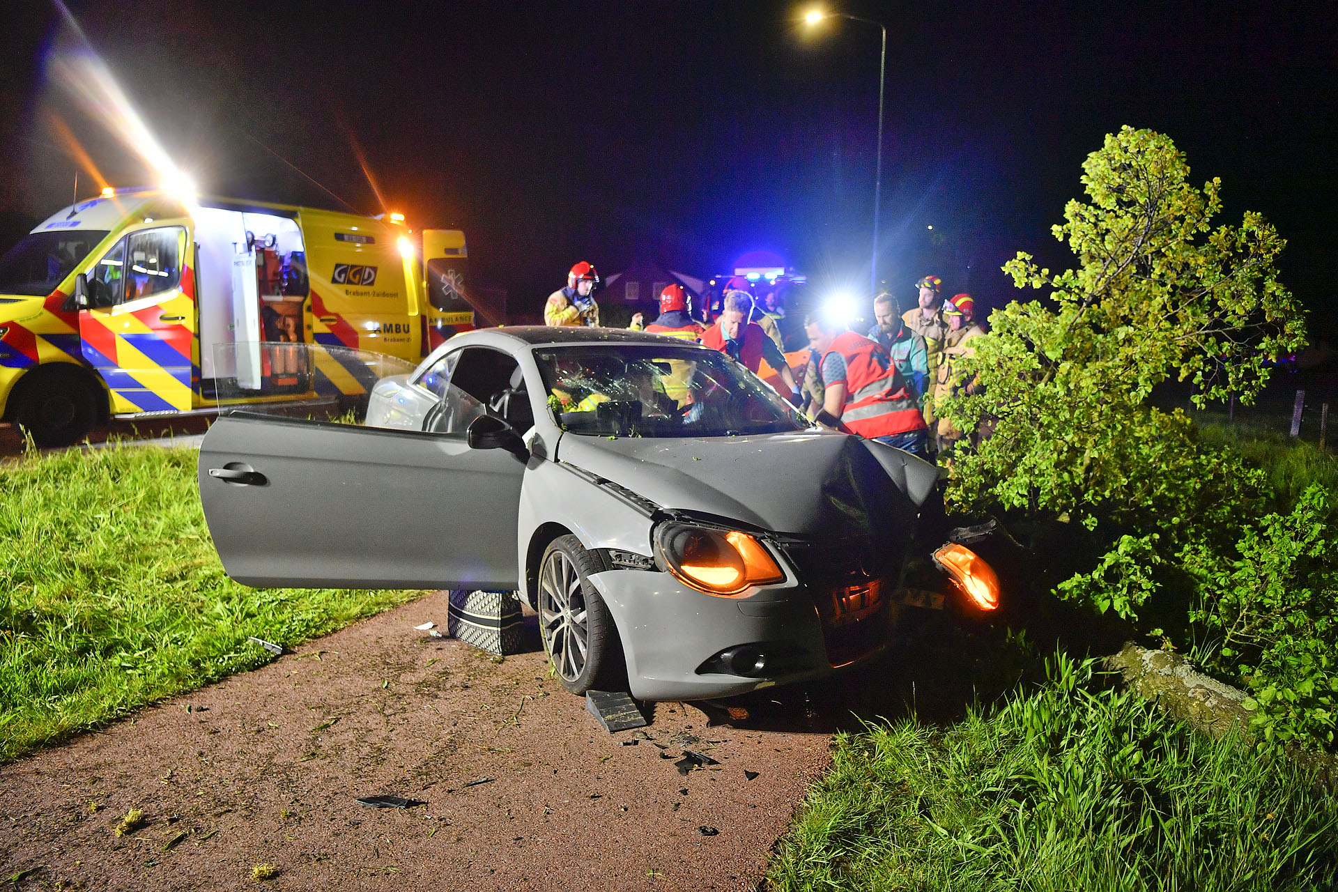 Auto botst tegen boom, vrouw zwaargewond