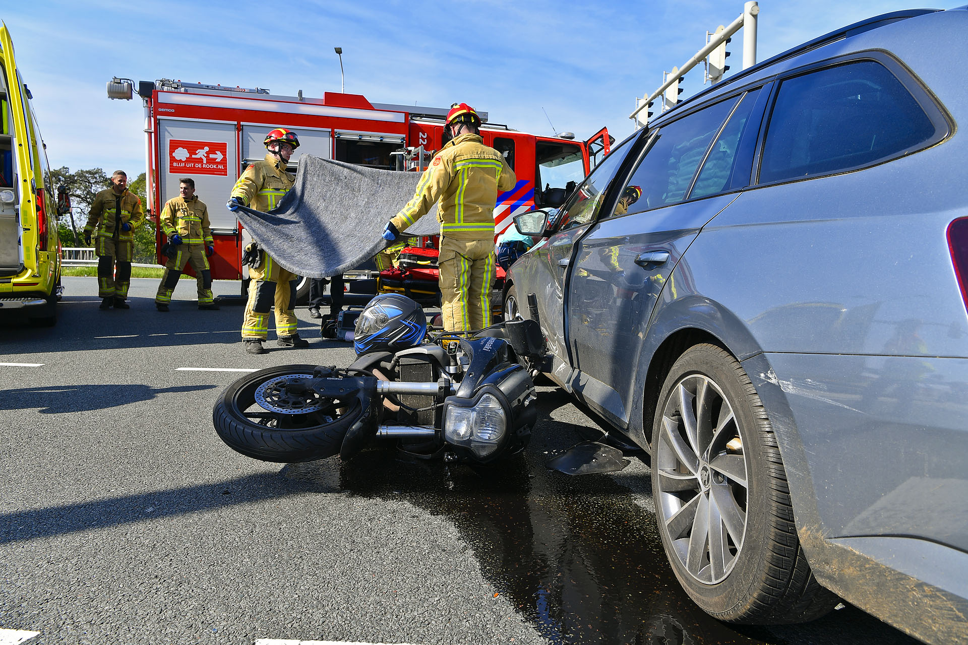 Automobilist rijdt door rood en schept motorrijder
