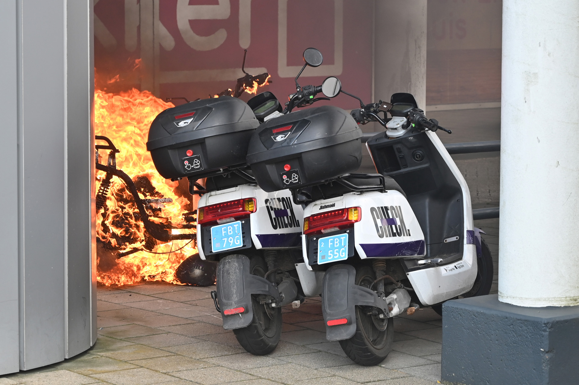 Deel scooter vliegt in brand bij woonboulevard