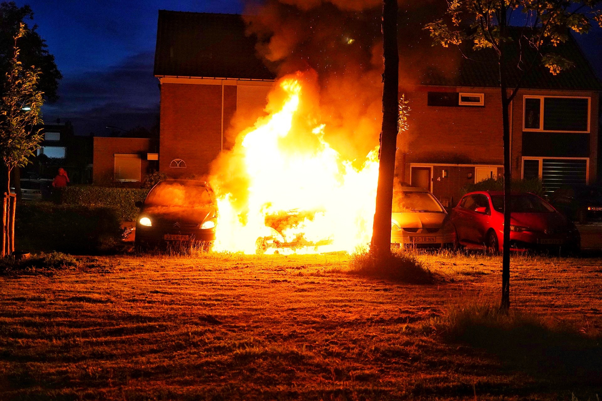 Drie auto’s door brand verwoest, politie onderzoekt brandstichting