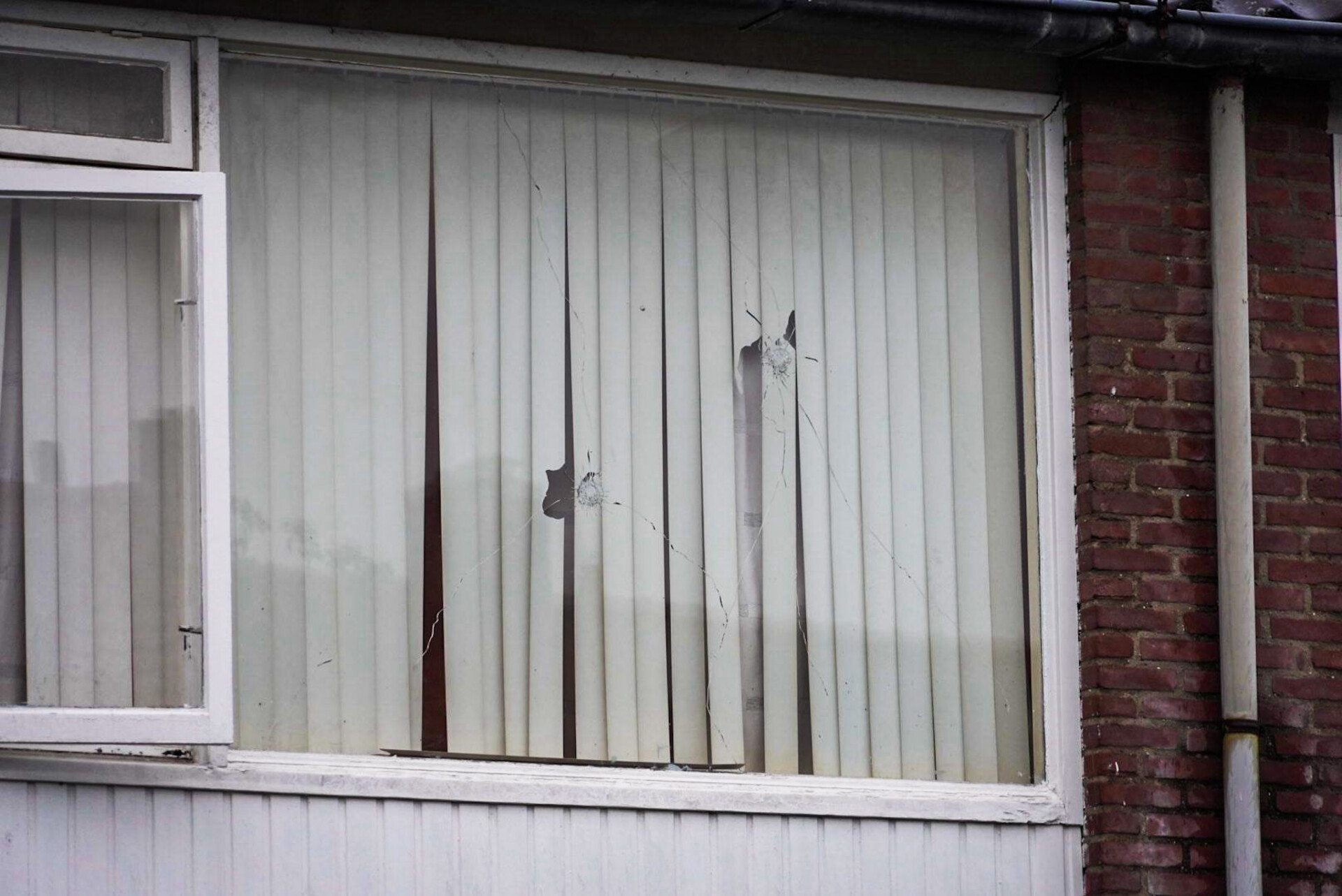 Woning meerdere keren beschoten, straat afgezet