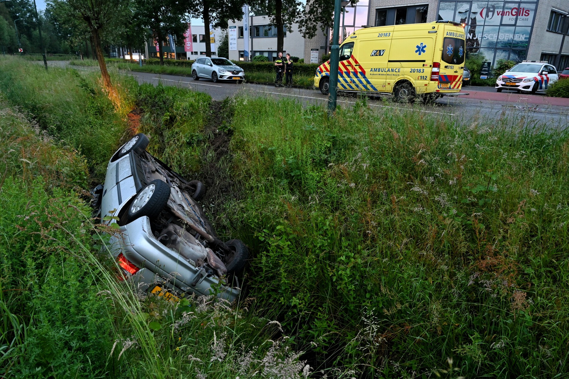 Vrouw belandt met auto in sloot en raakt gewond