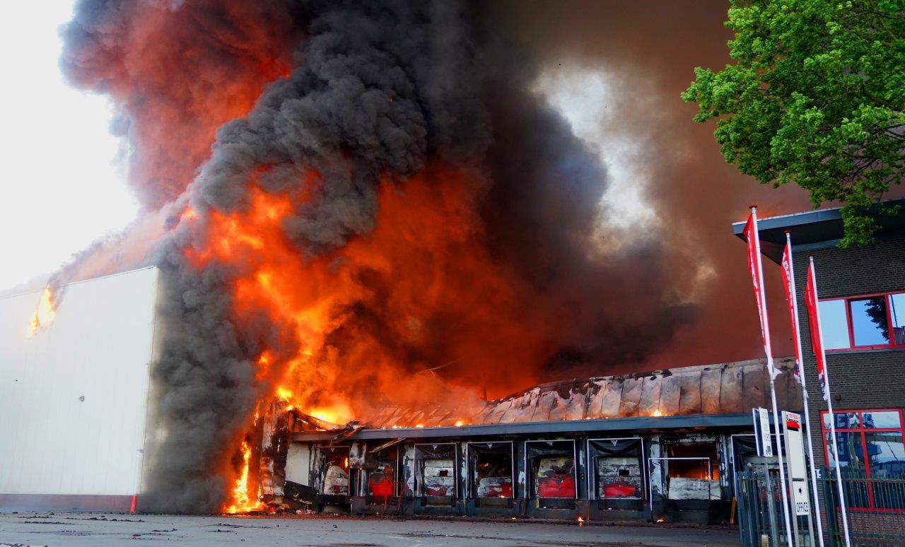 (Foto serie) Grote brand bij bedrijf na 24 uur nog niet geblust
