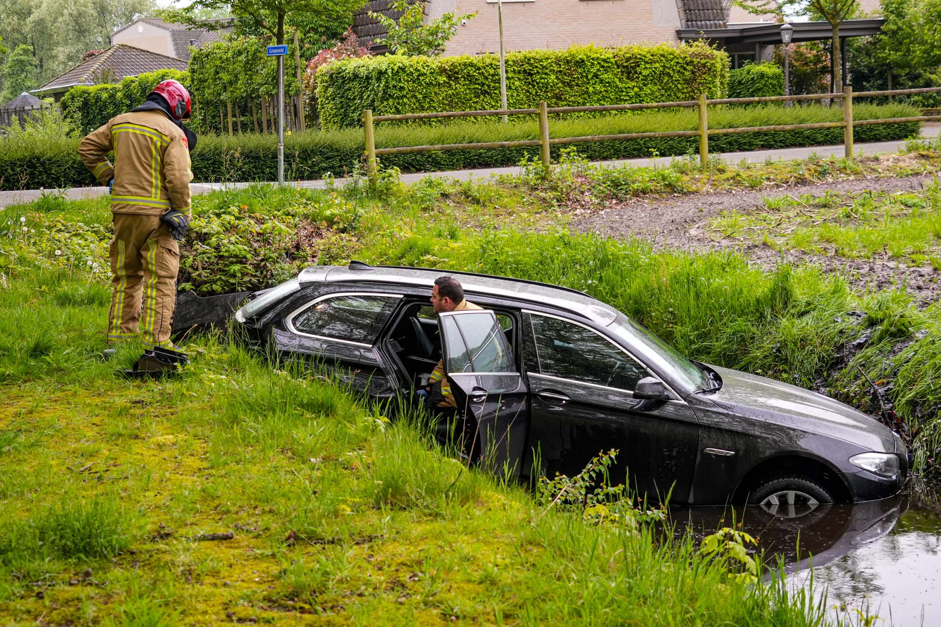 Auto belandt in sloot na ongeval