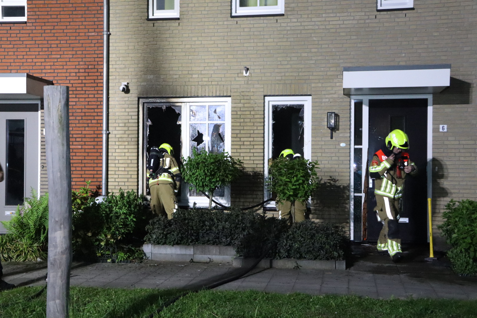 Grote schade na explosie bij woning, politie doet onderzoek
