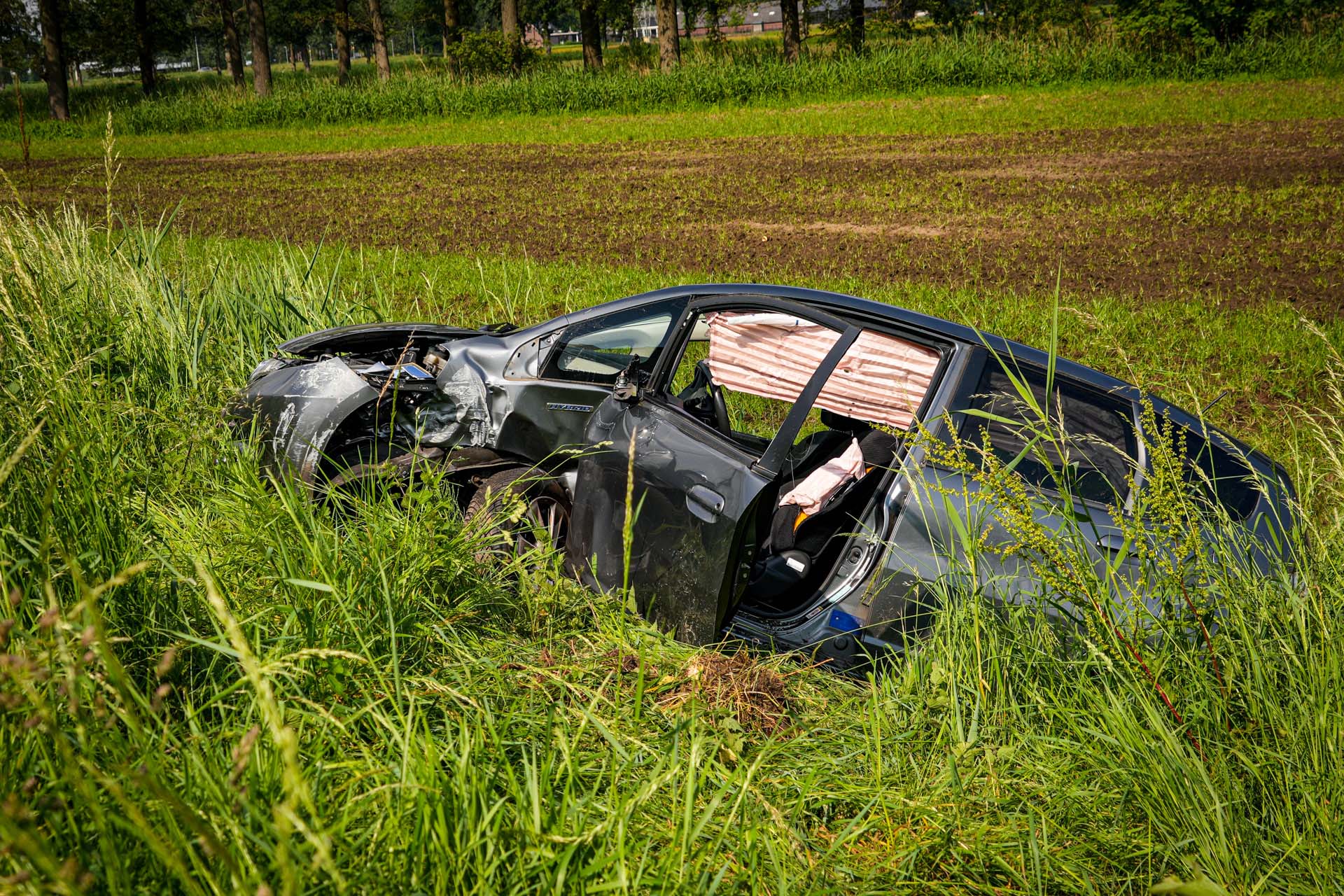 Automobiliste raakt onwel, ramt paal en belandt in sloot
