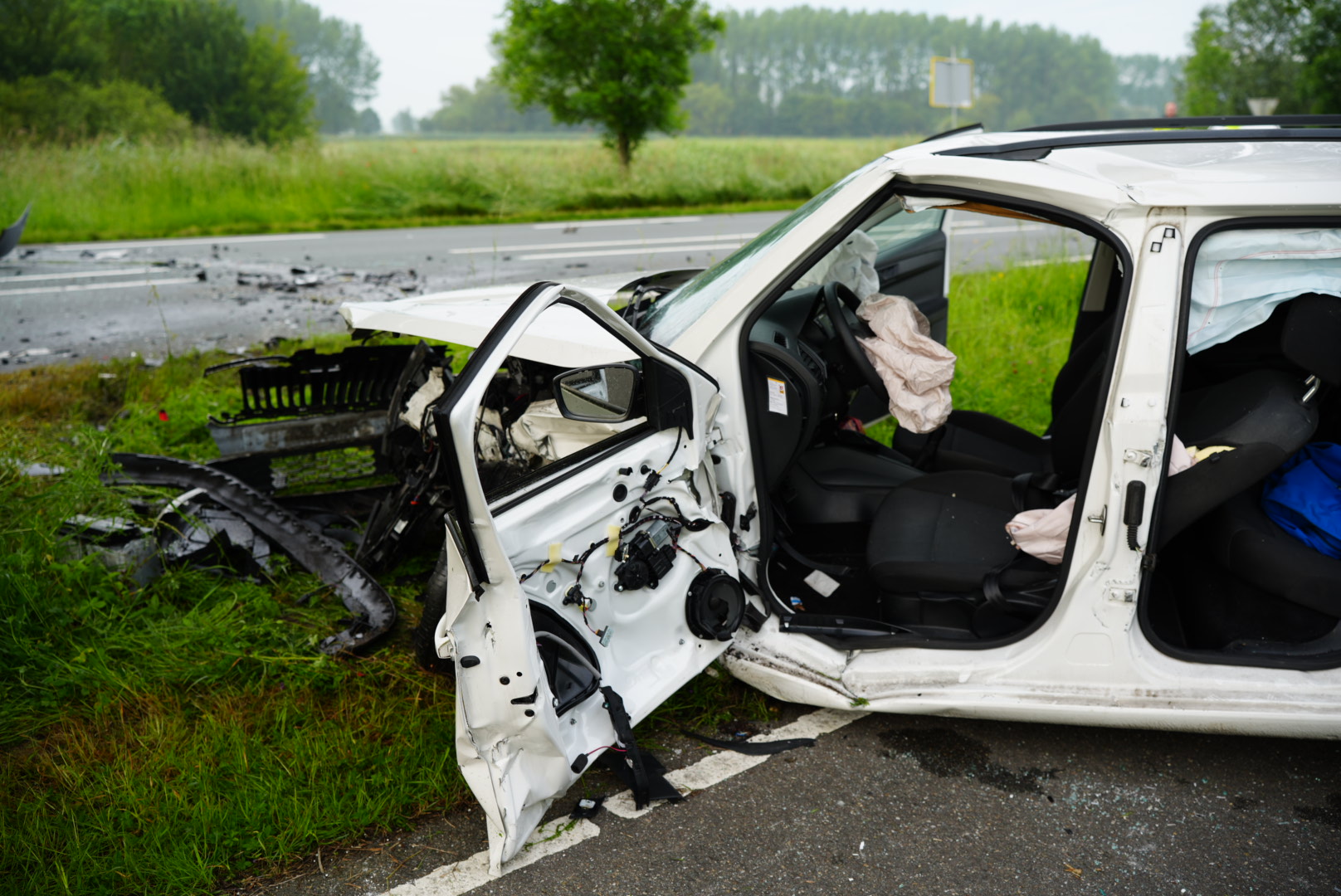Twee bestuurders zwaar gewond bij frontale botsing