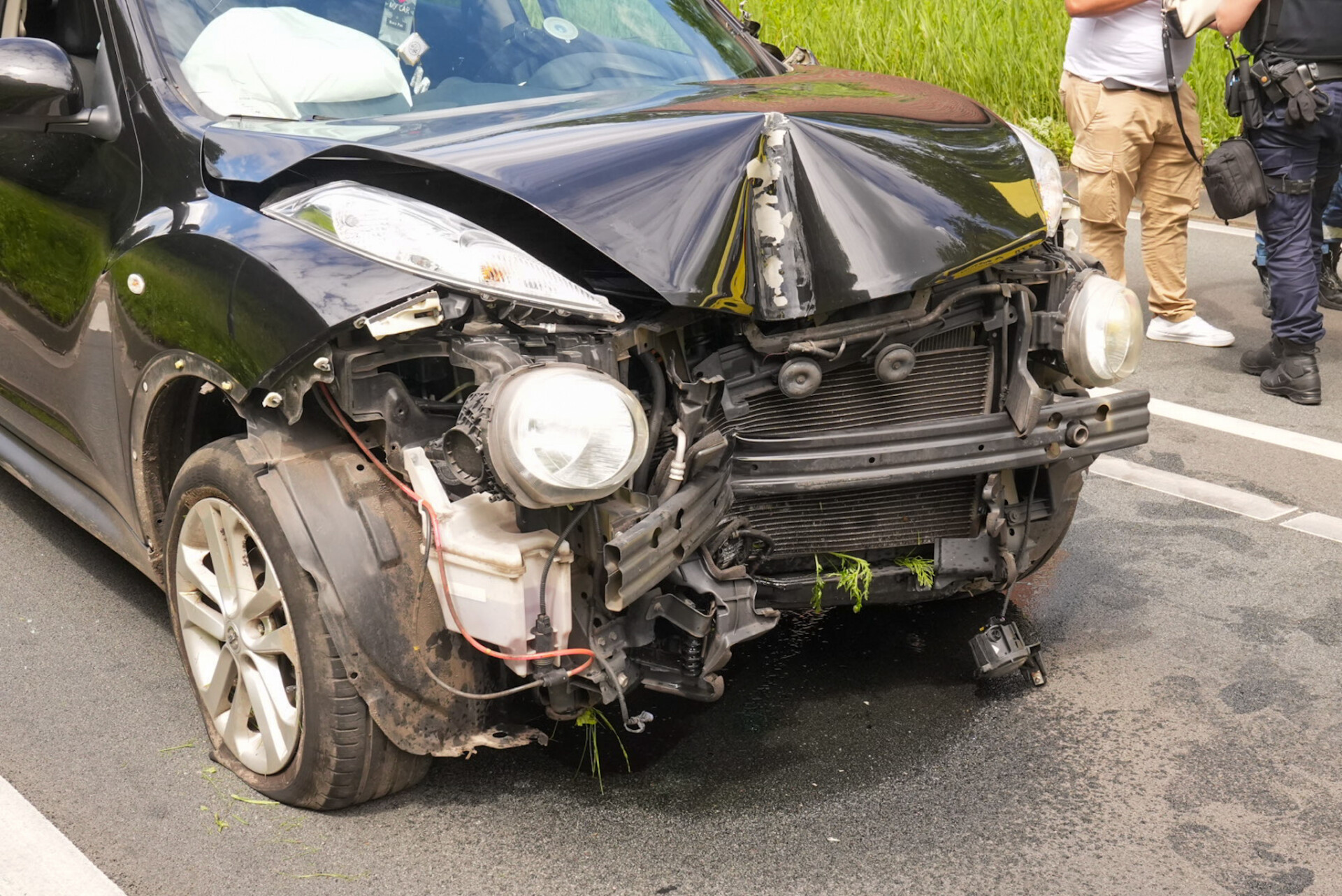 Vrouw in auto raakt tijdens invoegen vrachtauto, wordt meters meegesleurd
