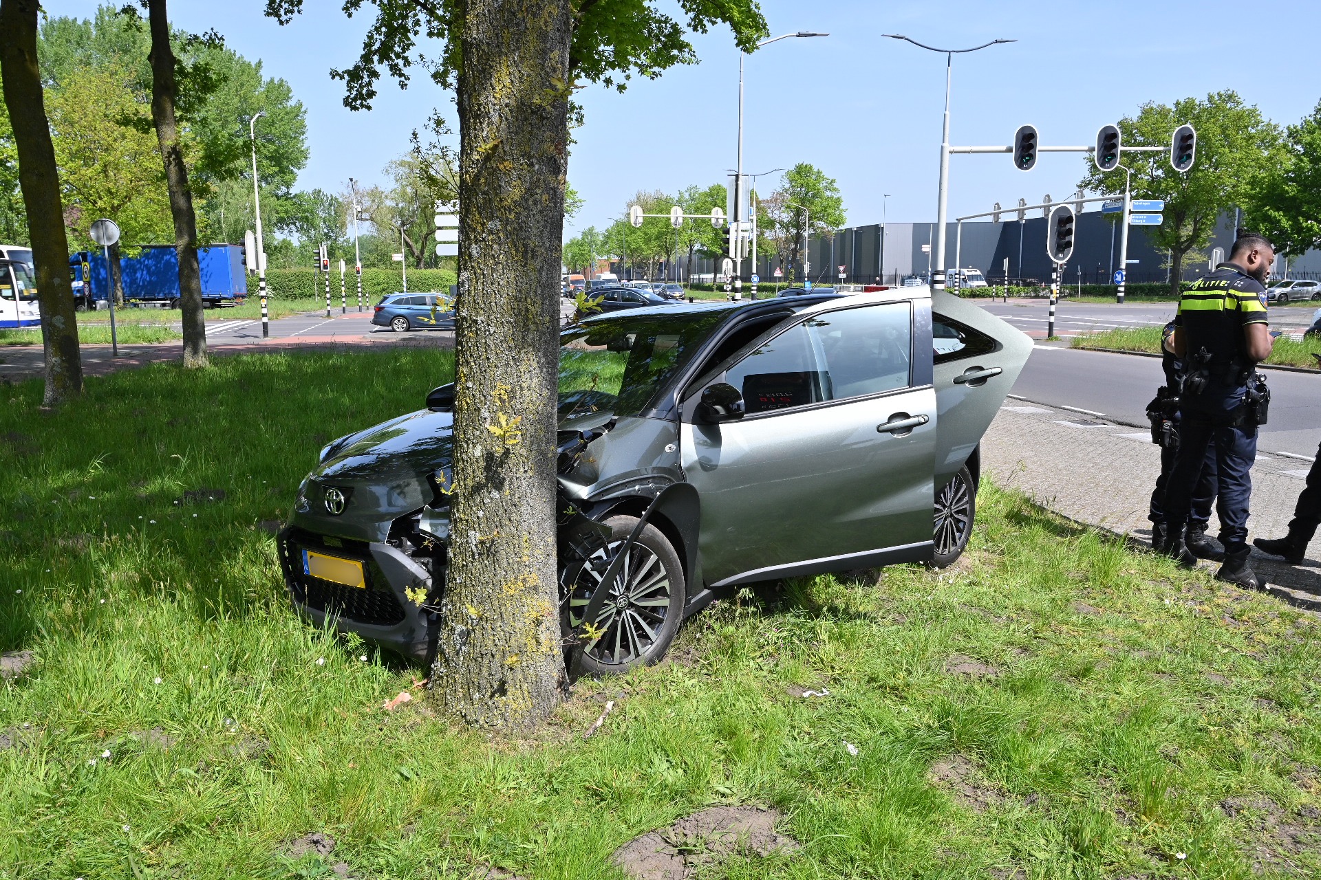 Automobilist verliest controle en crasht tegen boom