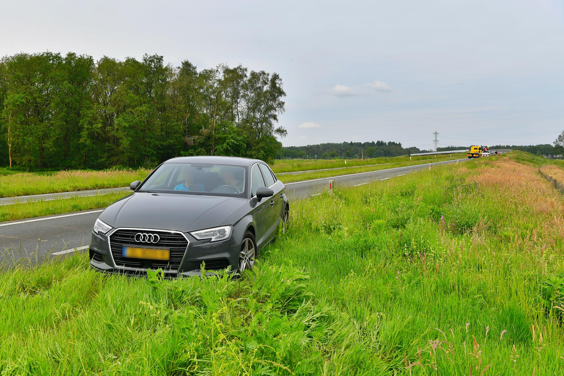 Auto verliest controle en belandt in berm