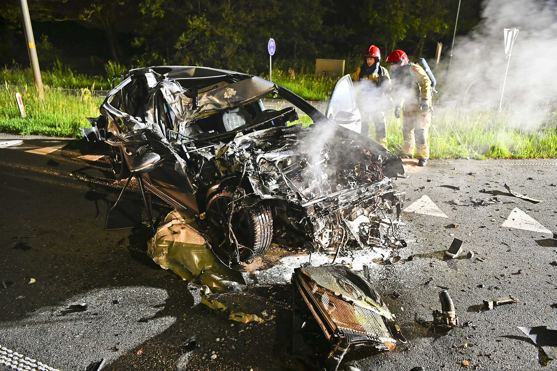 Auto vat vlam na botsing met vrachtwagen, bestuurder vlucht weg