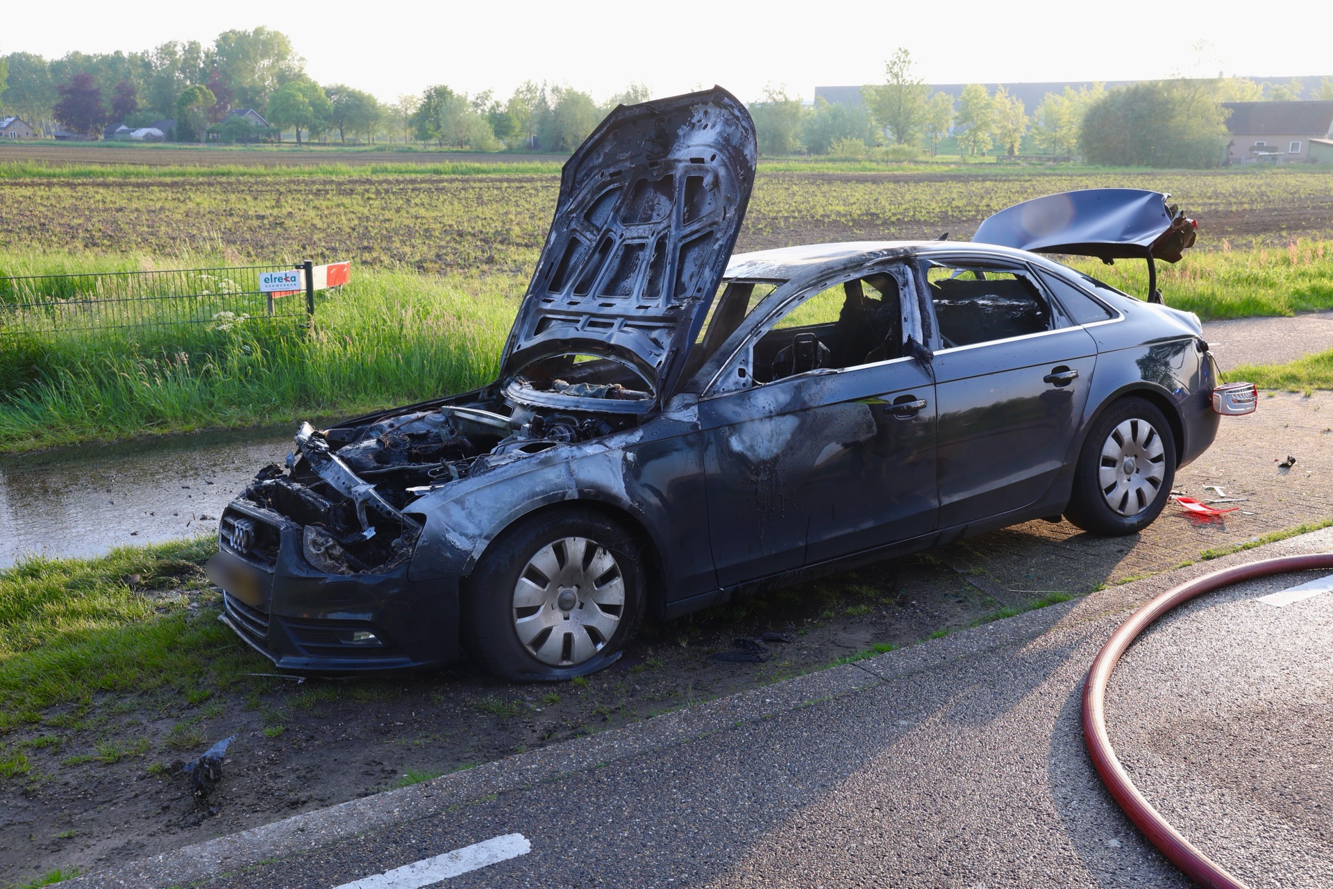 Auto vliegt tijdens rijden in de brand