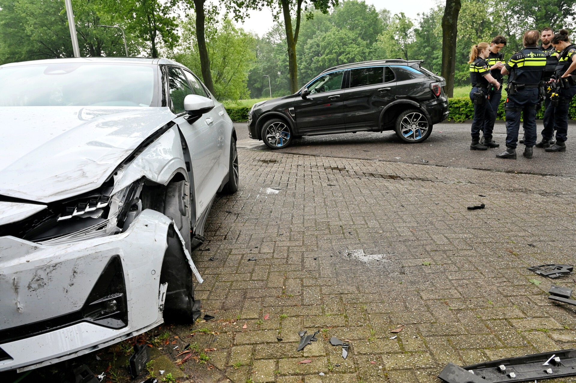 Automobilist ramt met hoge snelheid ander voertuig