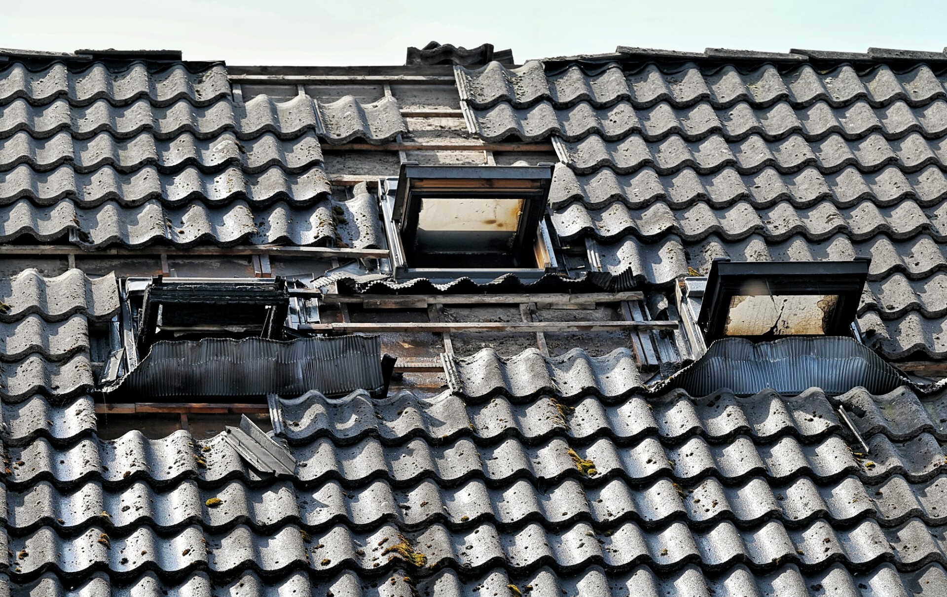 Oplettende ambulancemedewerker ontdekt per toeval zolderbrand en verleent direct hulp