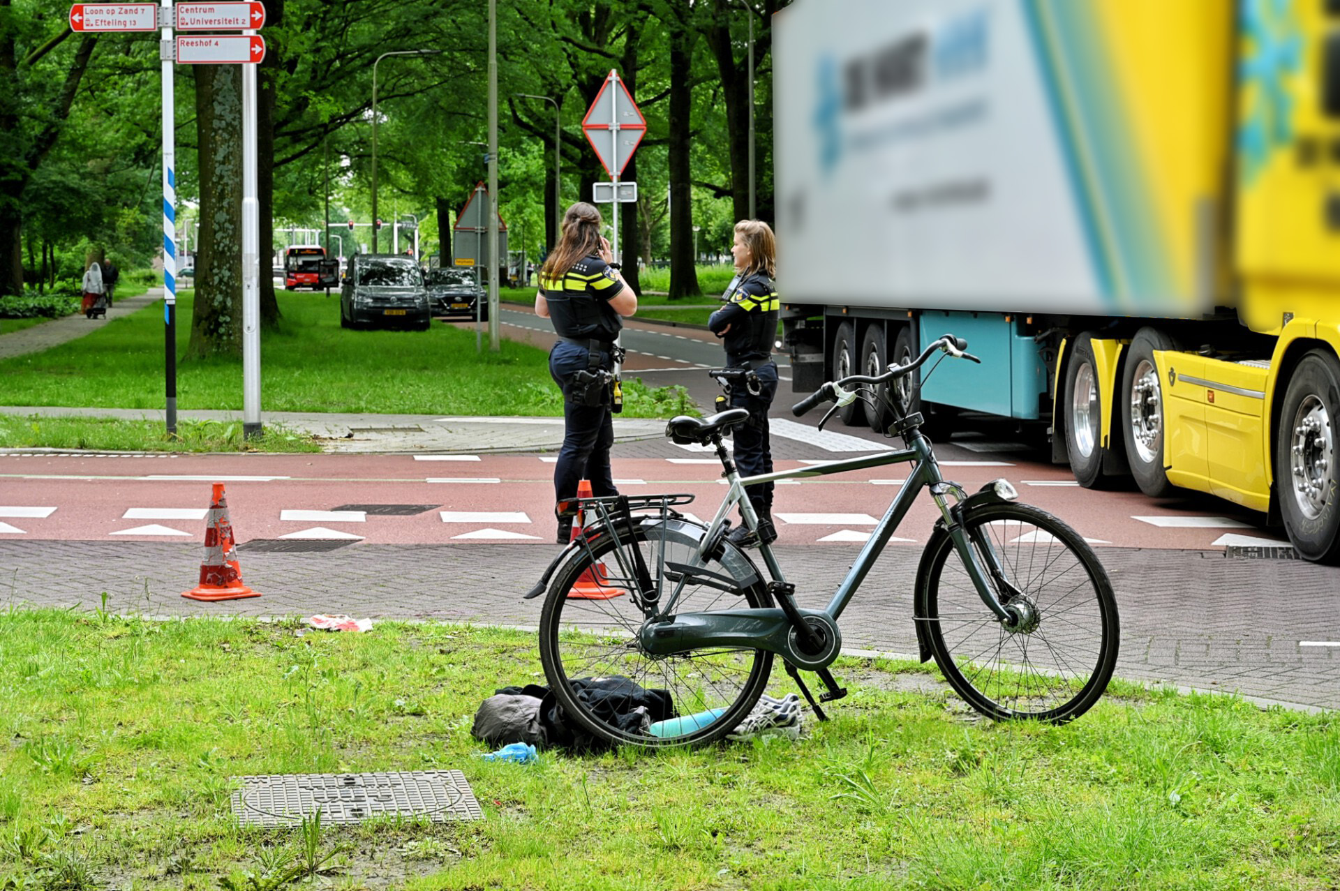 Fietser zwaar gewond na aanrijding met vrachtwagen