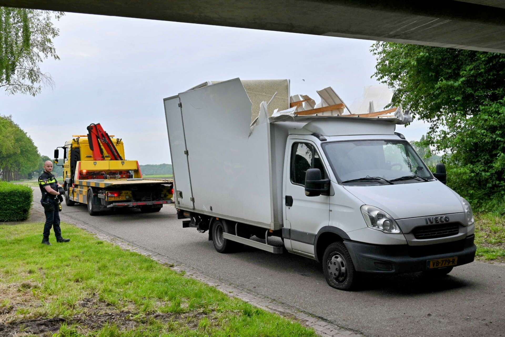 Bakwagen rijdt zich vast onder viaduct