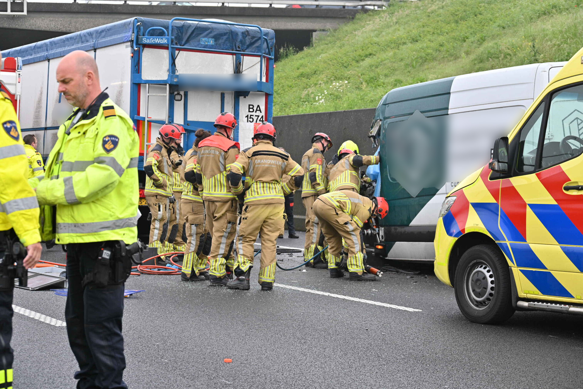 Bestuurder bekneld na ongeluk met bestelbus en vrachtwagen, A16 deels afgesloten