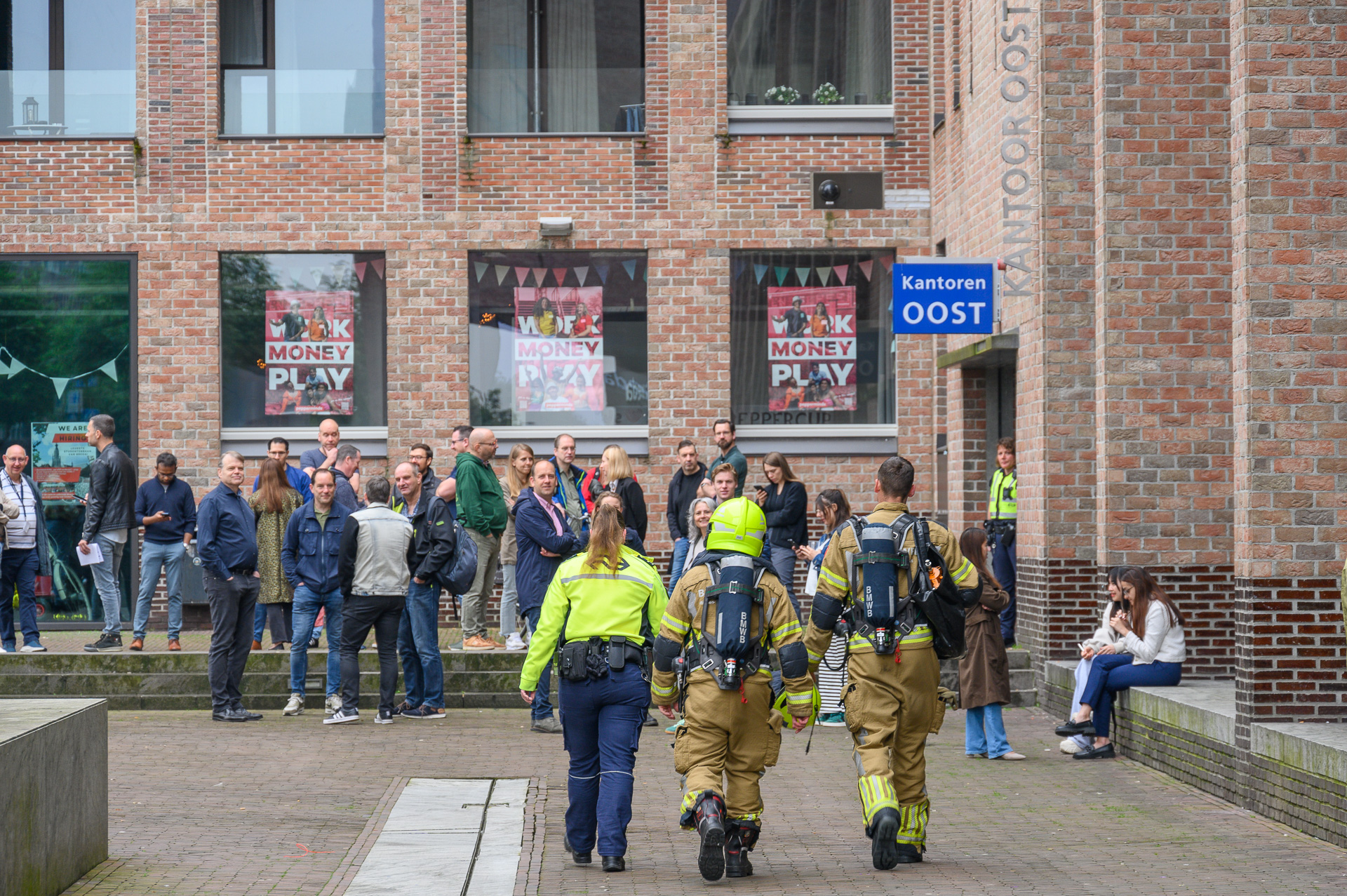 Brandweer rukt uit voor rookontwikkeling bij Station: kantoorgebouw deels ontruimd