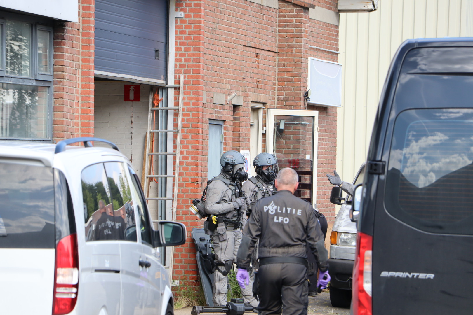 Agenten vinden amfetamineolie in loods: twee verdachten opgepakt