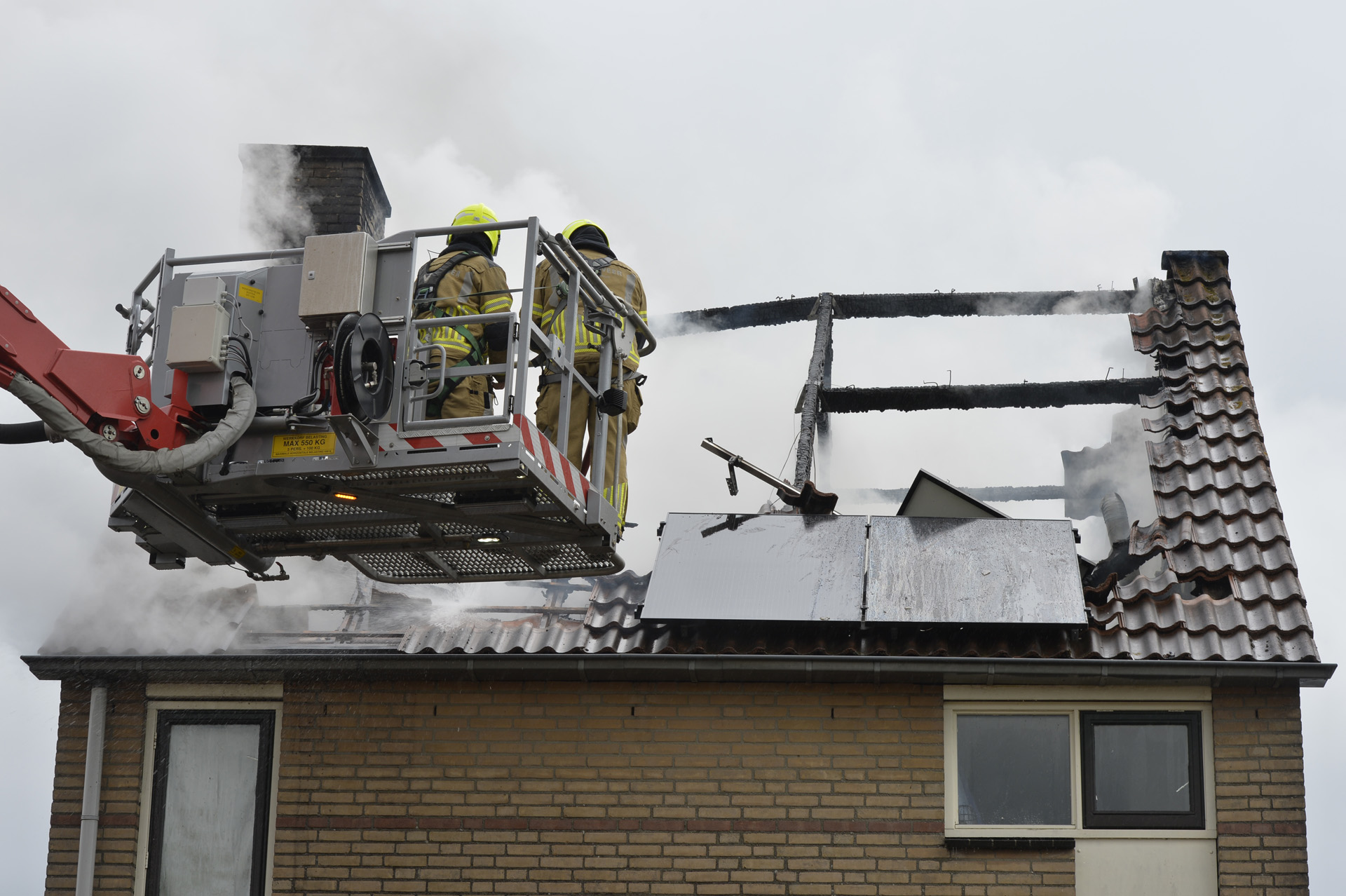 Dak van woning gaat verloren door brand, vermoedelijk door storing van zonnepanelen