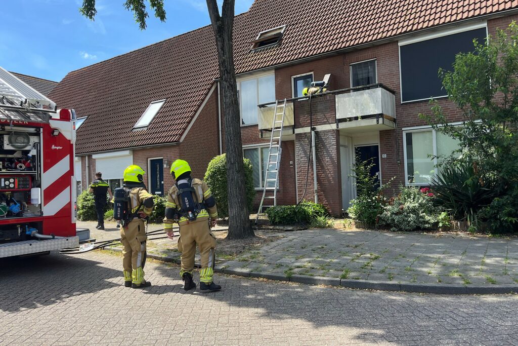 Buitenunit van airco vliegt in brand op balkon 112Brabant