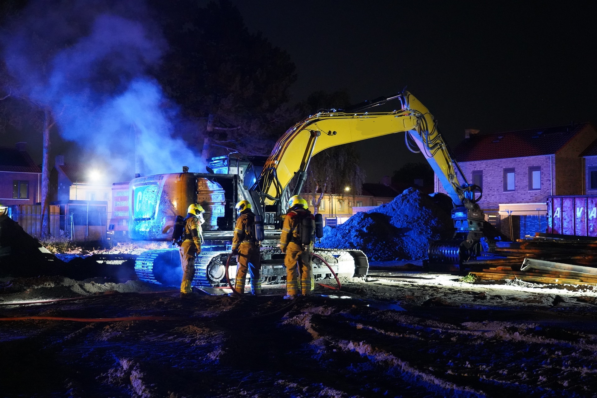 Graafmachine vliegt in brand, politie onderzoekt mogelijke brandstichting