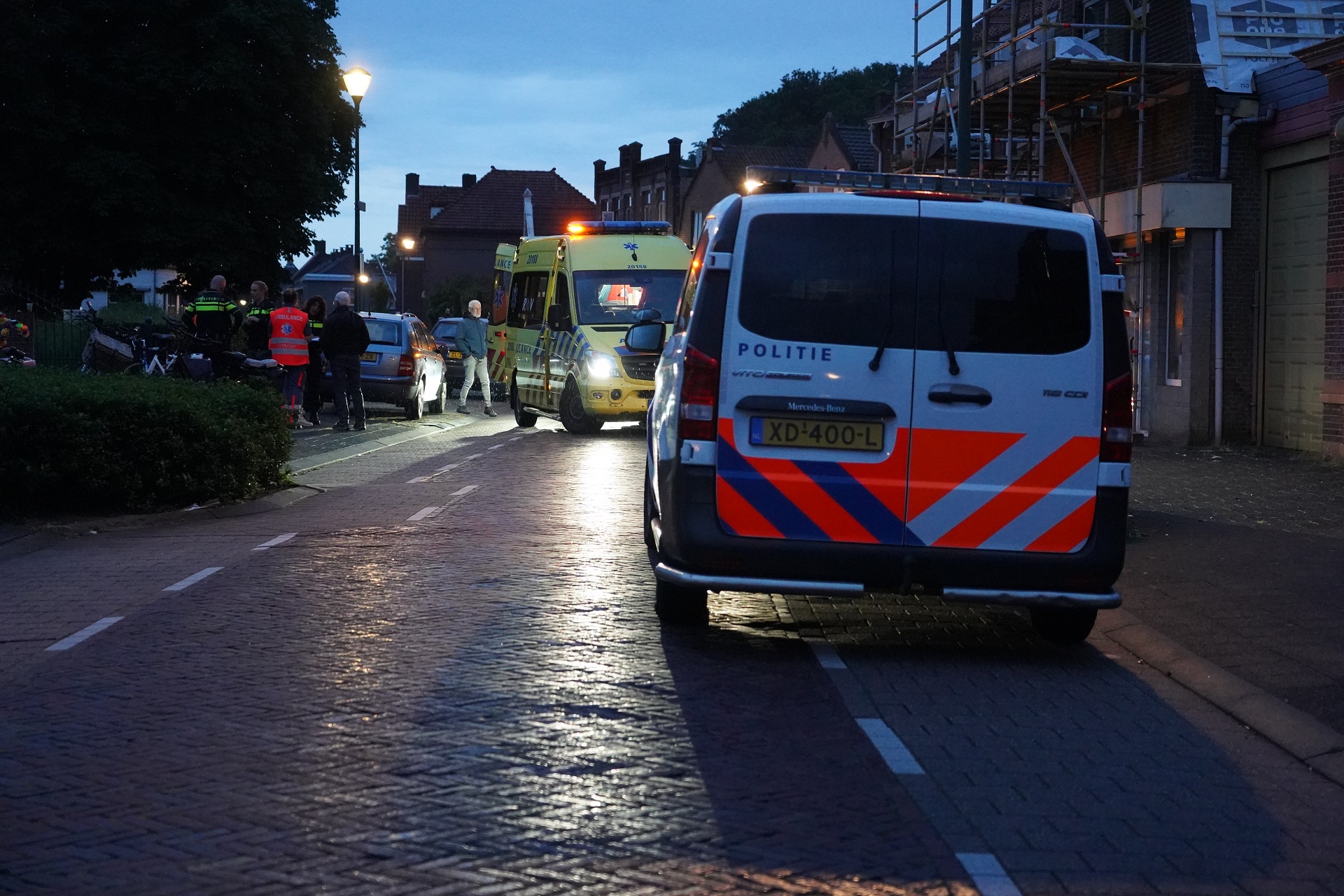 Fietsster gewond na aanrijding, auto rijdt door