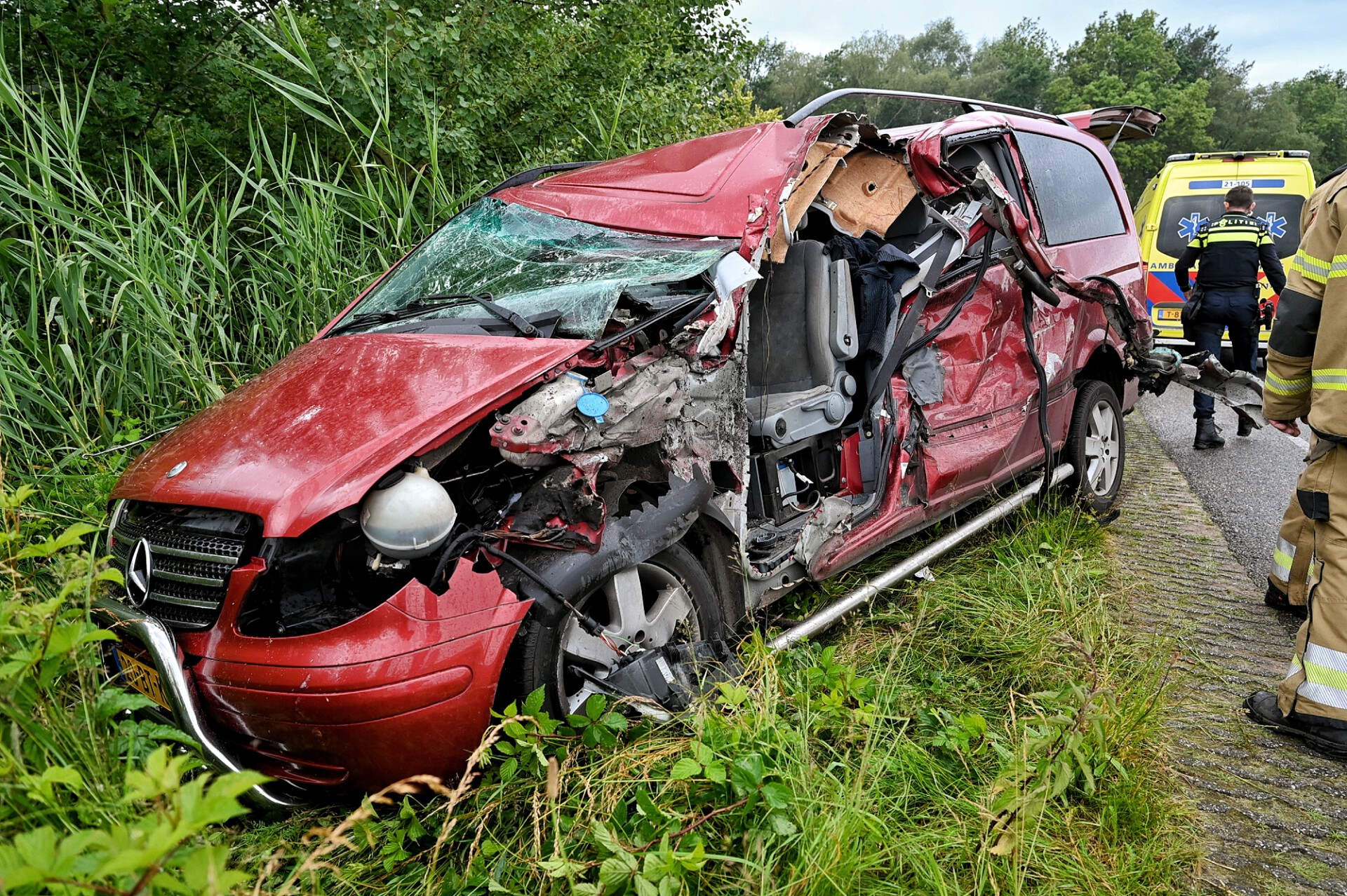 Automobilist zwaargewond na botsing tegen bakwagen