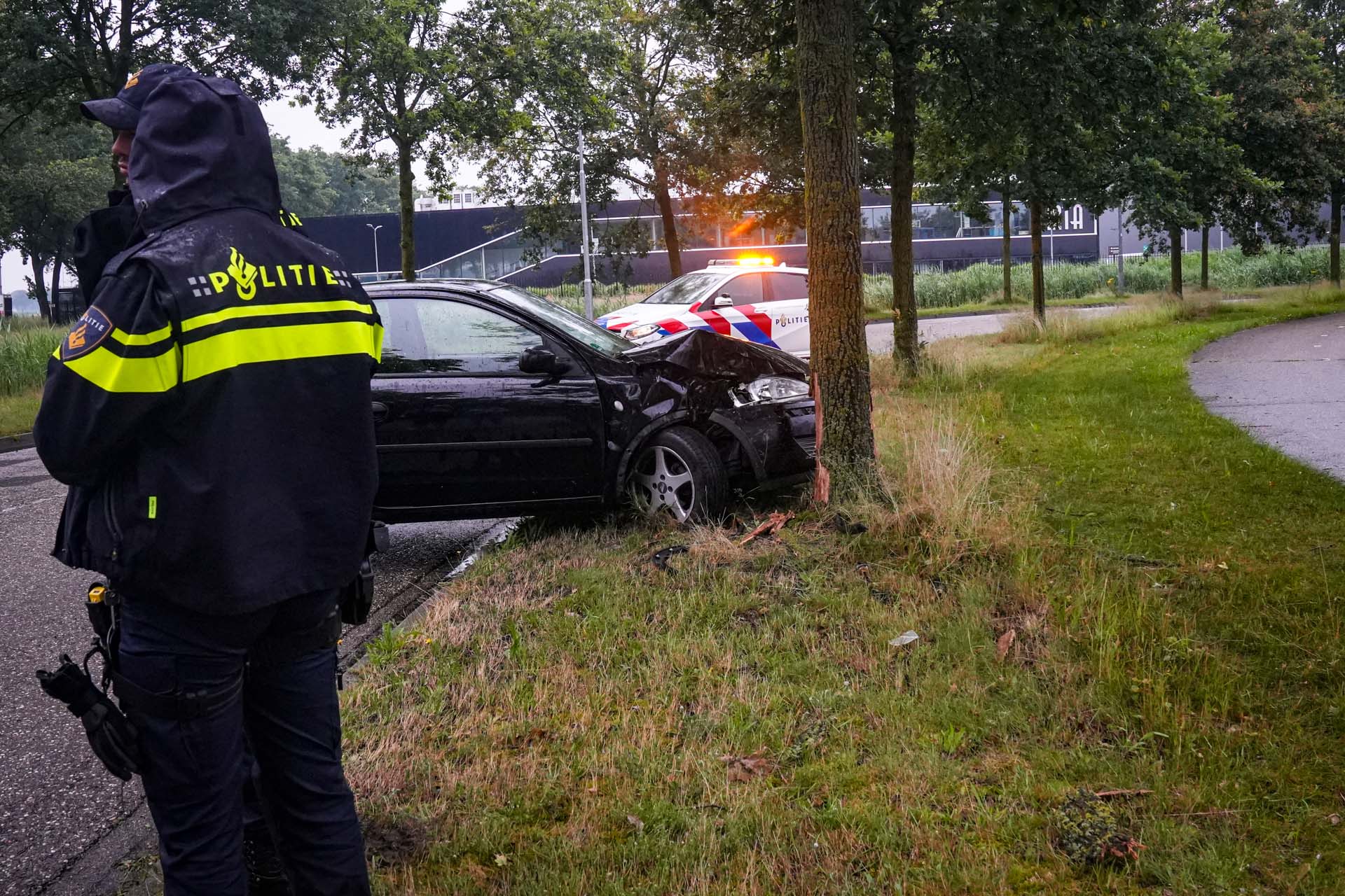 Auto raakt in de slip en botst tegen boom
