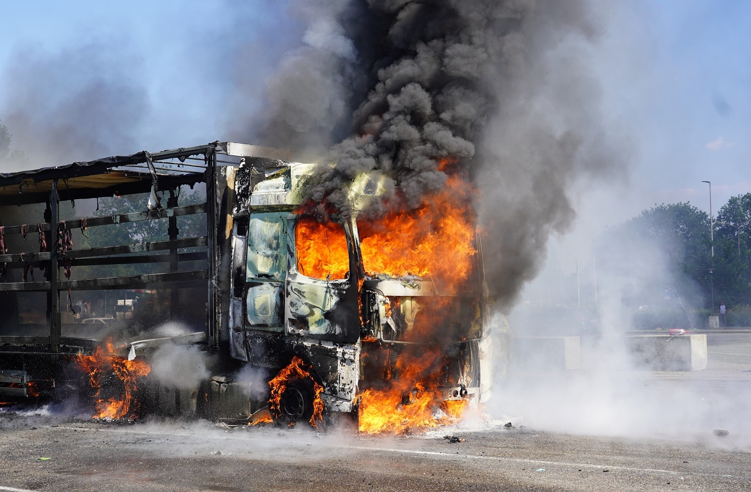 Vrachtwagen brandt uit op parkeerplaats langs A58, chauffeur zwaargewond