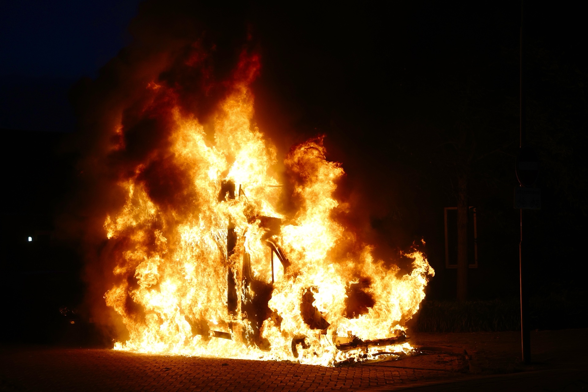 Bakwagen in lichterlaaie midden in woonwijk