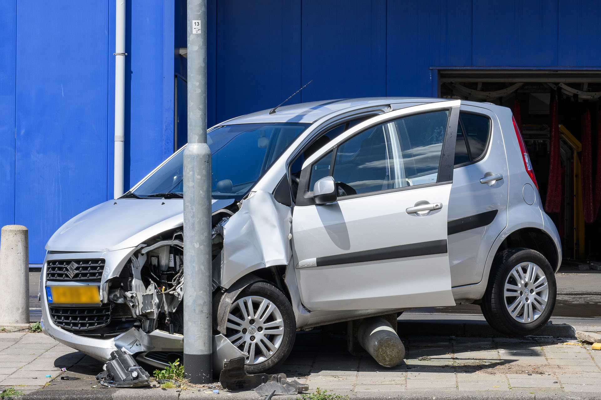 Oudere dame trapt op gas in plaats van rem en ramt paal